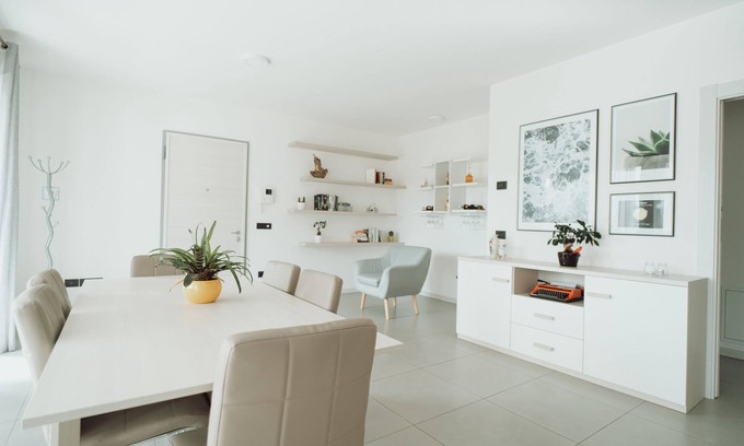 Susa Apartment | Apartment a stone's throw from the lake