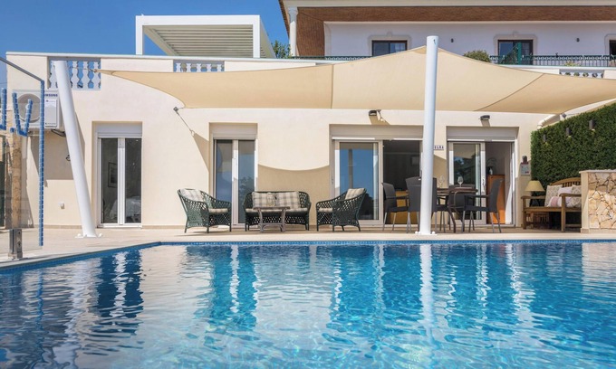 Cerro do Mocho Apartment | Apartment Abelha with Sea view, Infinity pool, Shared Garden & Wi-Fi