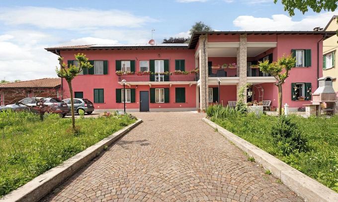 Brebbia Apartment | Apartment 'Al Vecchio Pozzo' with Private Terrace, Wi-Fi and Air Conditioning