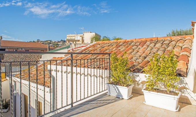 Viagrande House | Apartment "Alba 2" with Shared Terrace & Wi-Fi