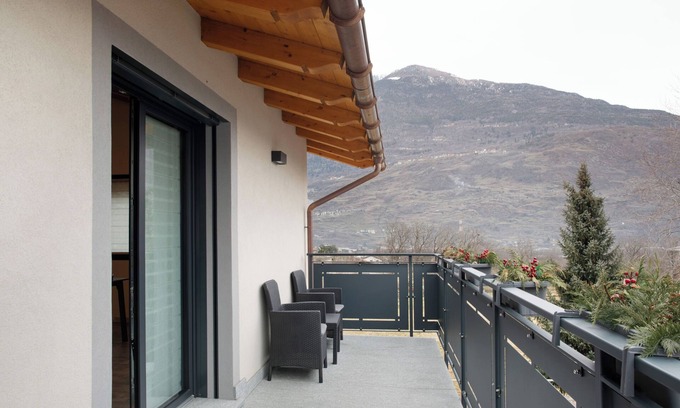 Caiolo Apartment | Apartment 'Alice' with Mountain View, Wi-Fi and Air Conditioning