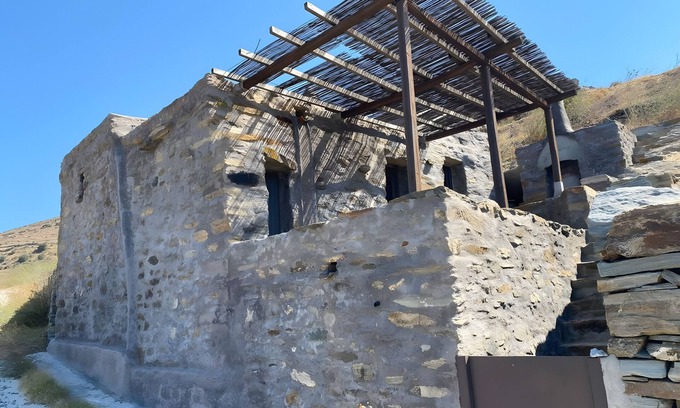 Tinos Apartment | Apartment 'Alonaki Tinos Rental' with Mountain View, Wi-Fi and Air Conditioning
