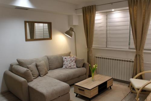Velika Gorica Apartment | Apartment Anna - FREE Pickup from OR Dropoff to Zagreb airport AT ANY TIME, please give three days advance notice - Long-term parking with airport transport possibility