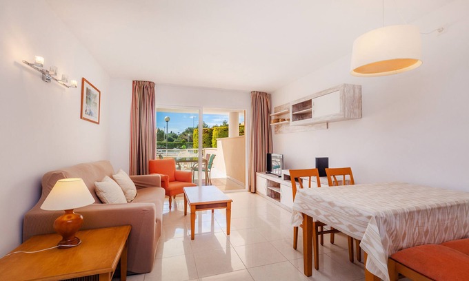 Cala Bona Apartment | Apartment 'Apartamento Espiga' with Shared Pool, Wi-Fi and Air Conditioning