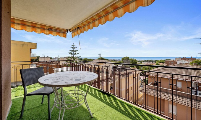 Segur de Calafell Apartment | Apartment 'Apartamento Segur Calafell' with Sea Views, Shared Pool and Wifi