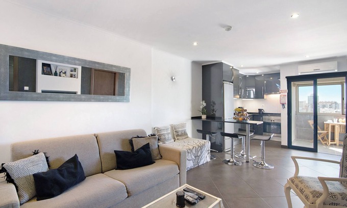 Praia da Rocha Apartment | Apartment 'Apartamento Freire' with Balcony, Wi-Fi and Air Conditioning