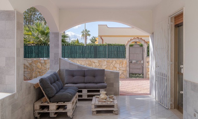 Arenella House | Apartment 'Appartamento In Villa Paradiso' with Private Terrace, Wi-Fi and Air Conditioning