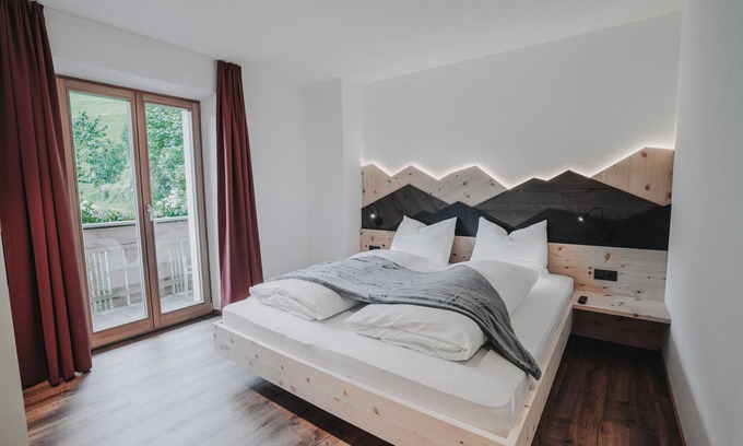 Valle Aurina Apartment | Apartment 'Appartement Hochfeld' with Mountain View, Shared Terrace and Wi-Fi