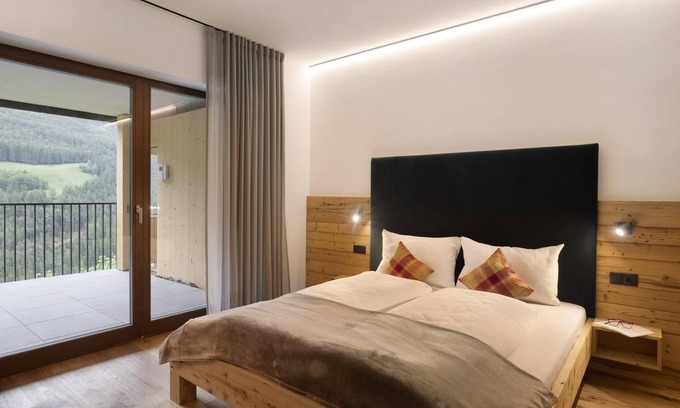 Campo Tures Apartment | Apartment "Archehof Hochzirm Lodge Johanna" with Mountain View, Sauna & Terrace