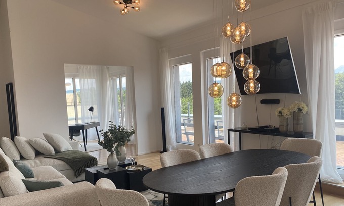 Velden am Worther See Apartment | Apartment 'The Velden Experience' with Mountain View, Private Terrace and Wi-Fi