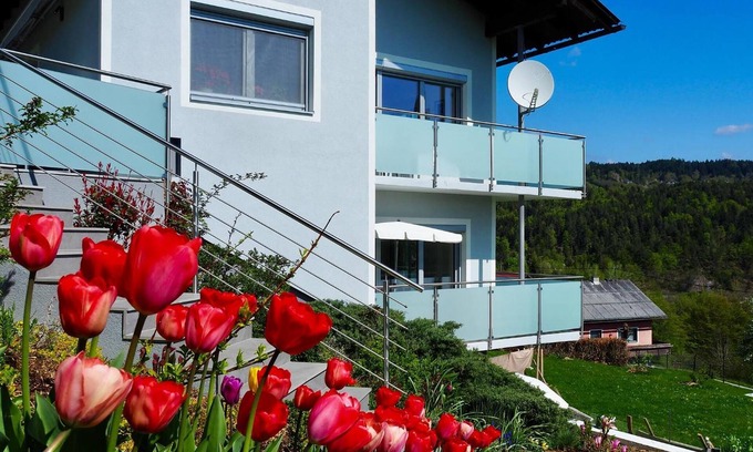 Velden am Worther See Apartment | Apartment 'Ferienwohnung Margarethe' with Lake View, Private Terrace and Wi-Fi