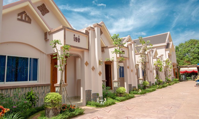 Sangkat Sla Kram Apartment | Apartment B with Swimming Pool - Champa Flower