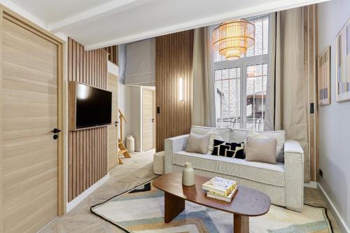 17th Arrondissement Apartment | Apartment Batignolle Montmartre by Studio prestige