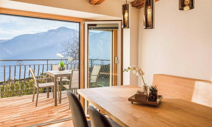 Kurtatsch an der Weinstraße Apartment | Apartment "Brantenhof Pomum" with Mountain View, Sauna and Wi-Fi