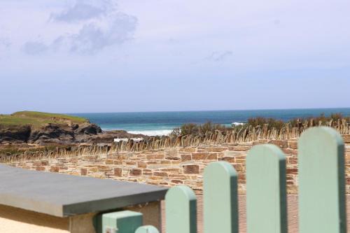 Treyarnon Apartment | APARTMENT BY THE BEACH, courtyard garden
