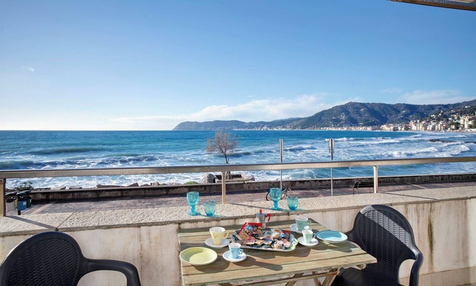 Lavina Apartment | Apartment 'Cadorna Fronte Mare' with Sea View, Wi-Fi and Air Conditioning