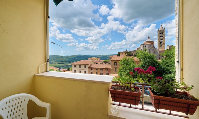 Massa Marittima Apartment | Apartment 'Carmelita' with Balcony and Wi-Fi