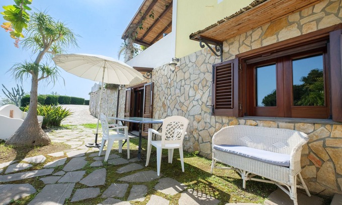 Pianoconte Apartment | Apartment "Casa Della Poiana" with Sea View, Private Terrace & Wi-Fi