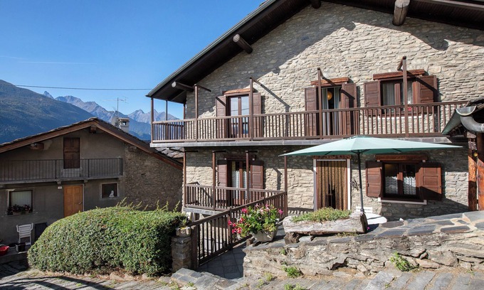 Oveillan Apartment | Apartment 'Casa Mauro Con Vista Su Aosta' with Mountain View