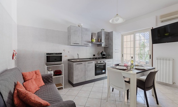 Oristano House | Apartment 'Casa Sophie' with Private Garden, Wi-Fi and Air Conditioning