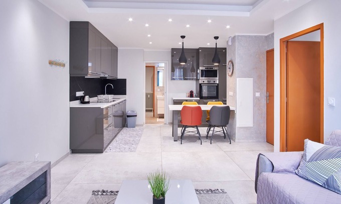 Quartier Exposition-Bajatiere Apartment | Apartment "Chez Flo 39" with Balcony & Wi-Fi