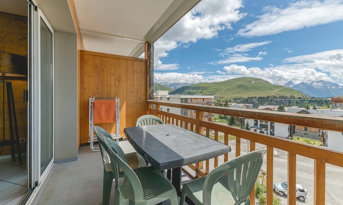 Jeux Apartment | Apartment 'Choucas' with Mountain View and Balcony