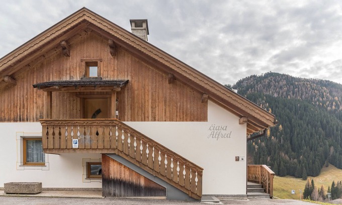 La Villa Apartment | Apartment 'Ciasa Alfred' with Mountain View, Wi-Fi & Balcony