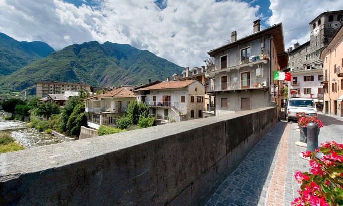 Verres Apartment | Apartment 'Clelia' with Mountain View, Balcony and Wi-Fi
