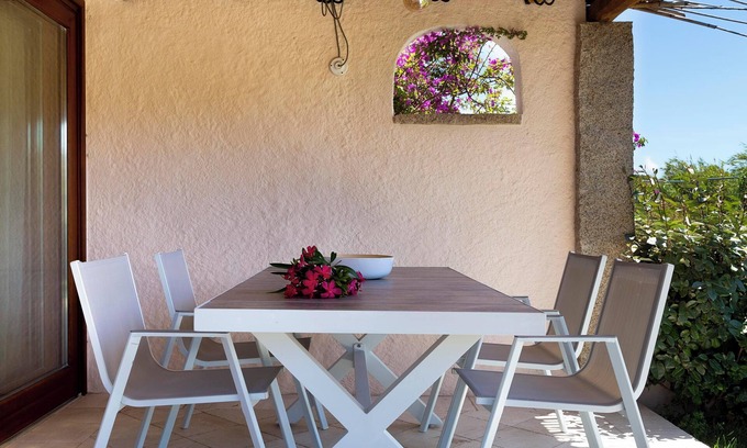 La Conia Apartment | Apartment close to the Beach with Sea View, Terrace & Garden