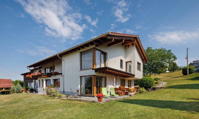 Ebersbach an der Fils Apartment | Apartment 'Kiesel' with Private Terrace and Wi-Fi