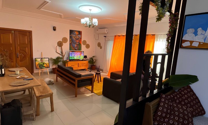 Kribi House | Apartment decorated with natural plants and artistic paintings.