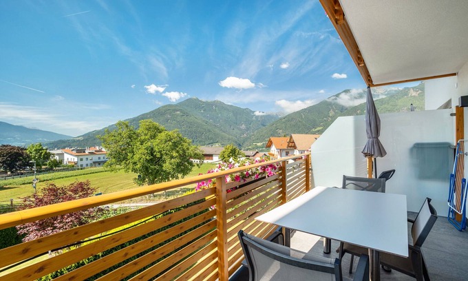 Rasa Apartment | Apartment 'Edelweiß' with Mountain View, Shared Garden and Wi-Fi