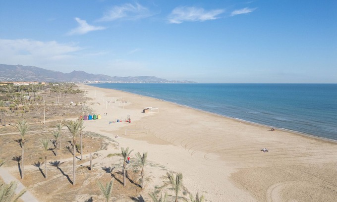El Grao de Castellon Apartment | Apartment 'Elcano' with Mountain View, Wi-Fi and Air Conditioning