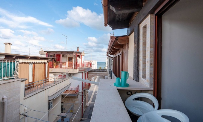 Torre Canne Apartment | Apartment 'Emma House, By The Sea' with Balcony, Wi-Fi and Air Conditioning