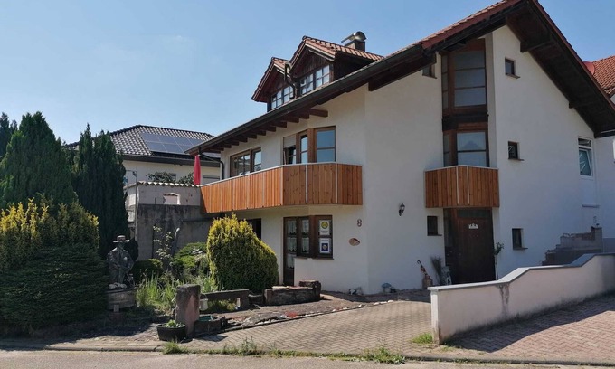 Tiefenbronn Apartment | Apartment 'Emmaus' with Shared Garden and Wi-Fi