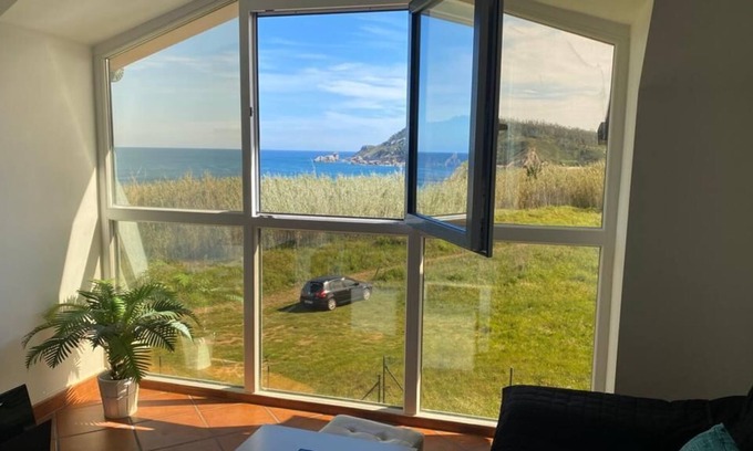 Porto de Espasante Apartment | Apartment with splendid views over the ocean and the beach.