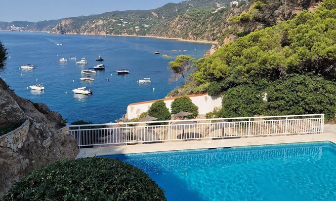 Sant Feliu de Guixols Apartment | APARTMENT AT WALKING DISTANCE FROM THE BEACH AND POOL
