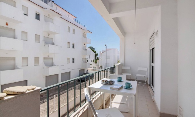 Olhos D'Agua Apartment | Apartment 'Excellent In Olhos D´Água' with Balcony, Wi-Fi and Air Conditioning