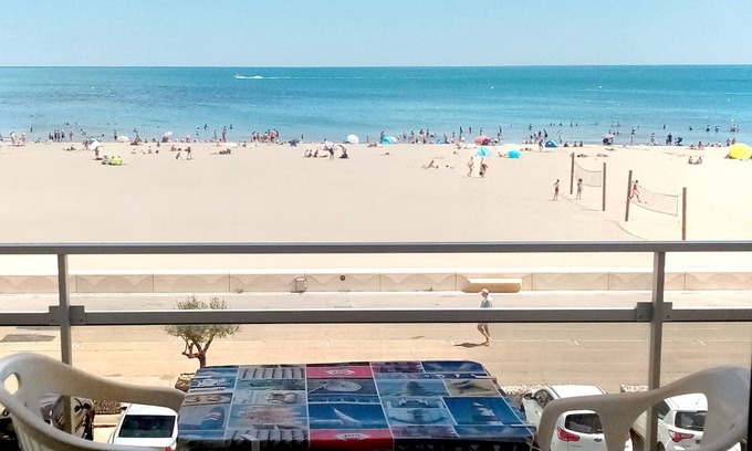 Narbonne-Plage Apartment | Apartment facing the sea - 20 metres from the beach