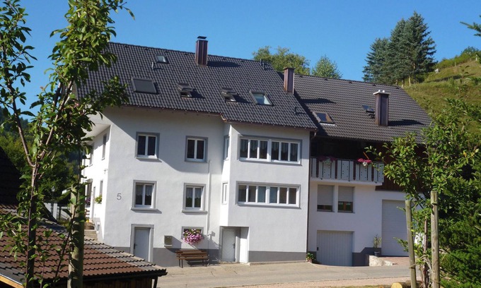 Kleines Wiesental Apartment | Apartment 'Ferienwohnung Am Geißberg' with Balcony and Wi-Fi