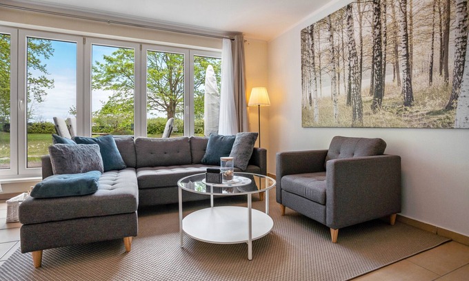 Ribnitz-Damgarten Apartment | Apartment Ferienwohnung Ostseezeit with Private Terrace, Shared Garden and Wi-Fi