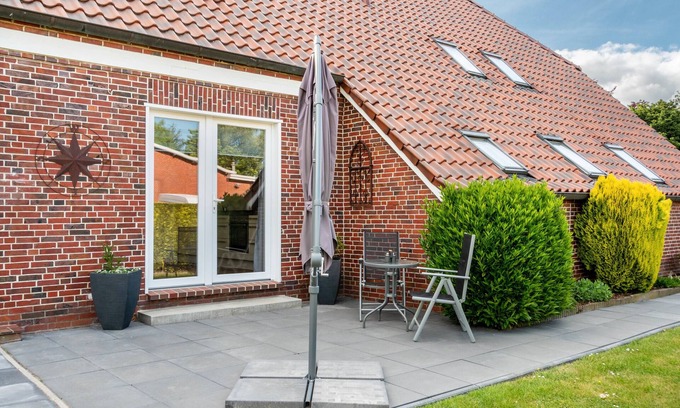 Emden Apartment | Apartment 'Ferienhaus Behrends' with Private Terrace, Shared Garden and Wi-Fi