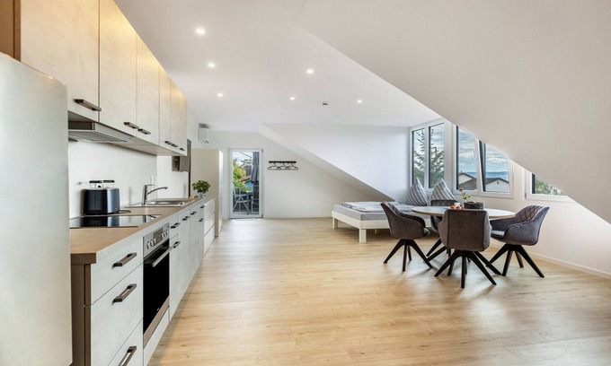 Allensbach Apartment | Apartment 'Ferienwohnung Seeblick' with Balcony, Wi-Fi and Air Conditioning