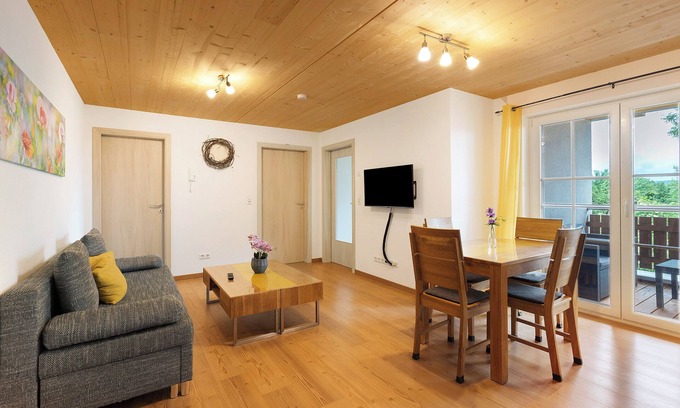 Unadingen Apartment | Apartment 'Ferienwohnung Mauchach' with Shared Garden, Balcony and Wi-Fi