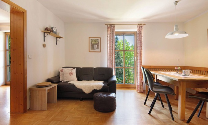 Eschlkam Apartment | Apartment 'Ferienwohnung 1' with Shared Garden and Wi-Fi