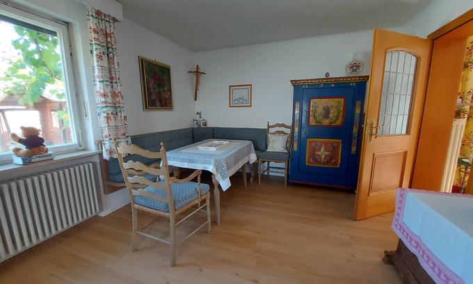 Munchen District Apartment | Apartment 'Ferienwohnung Grünwald' with Private Garden and Wi-Fi