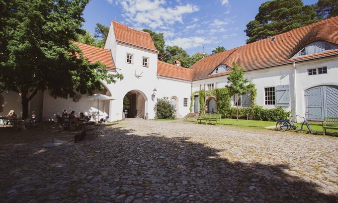 Dahlem Apartment | Apartment 'Ferienwohnung Jagdschloss Grunewald' with Shared Garden and Wi-Fi