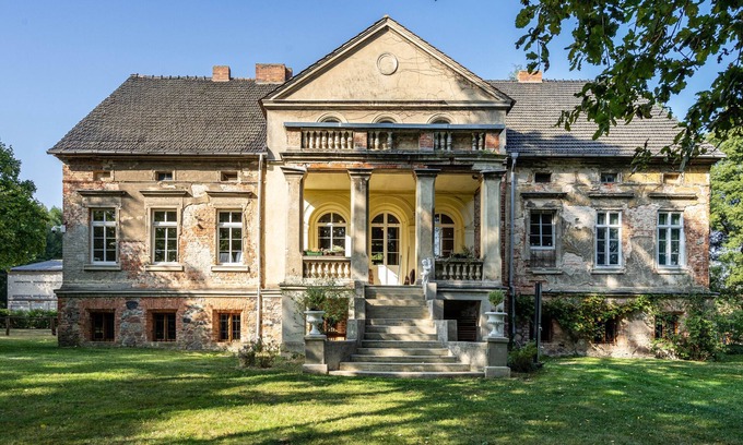 Calau Apartment | Apartment 'Ferienwohnung Im Landschloss' with Shared Terrace, Shared Garden and Wi-Fi