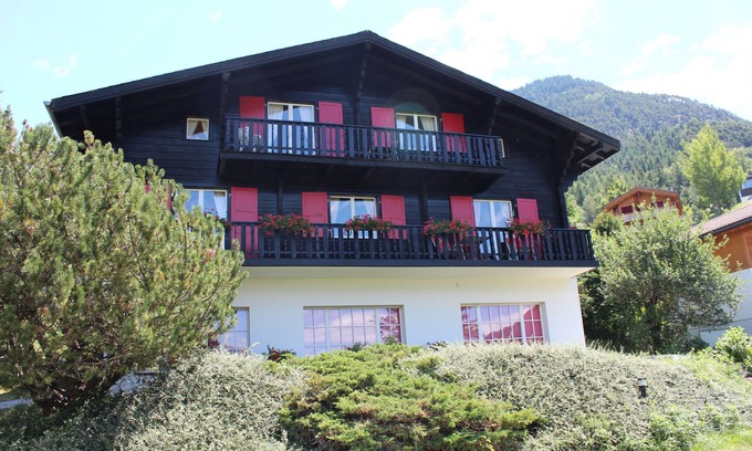 Ried-Brig Apartment | Apartment for 4 people in Chalet Esher Surrey