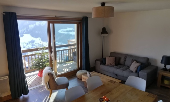 Doucy-Combelouviere House | Apartment in a family station